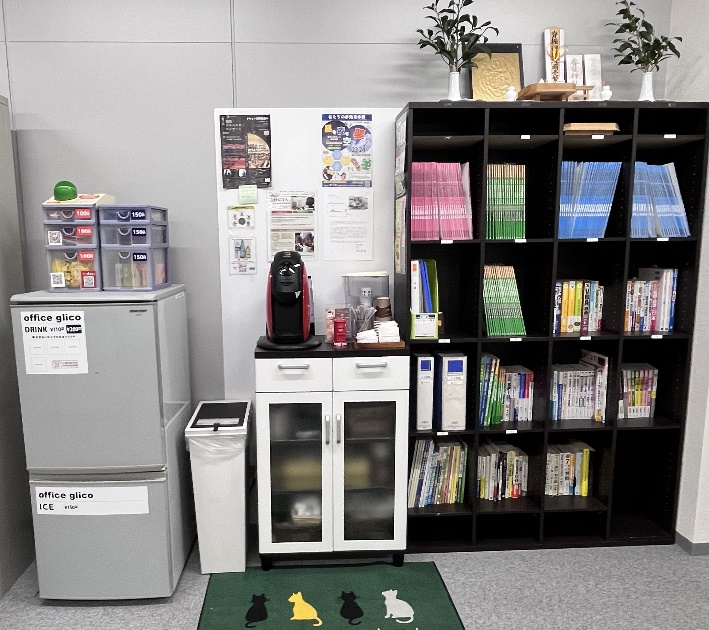 教材や書籍が並ぶスペースと飲み物・備品の設備